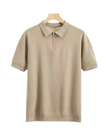 Beige strikket pikéskjorte med glidelås på kleshenger, forfra