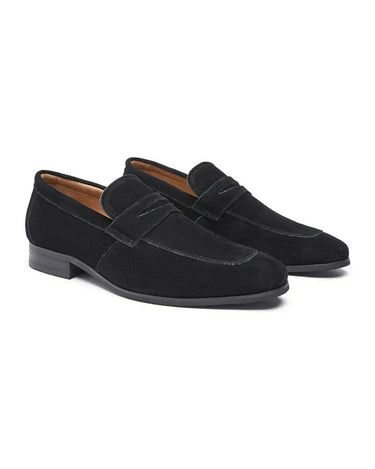 Černý semišový penny loafer, pohled z boku