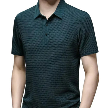 Polo texturizado verde oscuro puesto, vista frontal