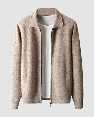 Cardigan camel cu fermoar și guler pe umeraș, peste un tricou alb, vedere din față