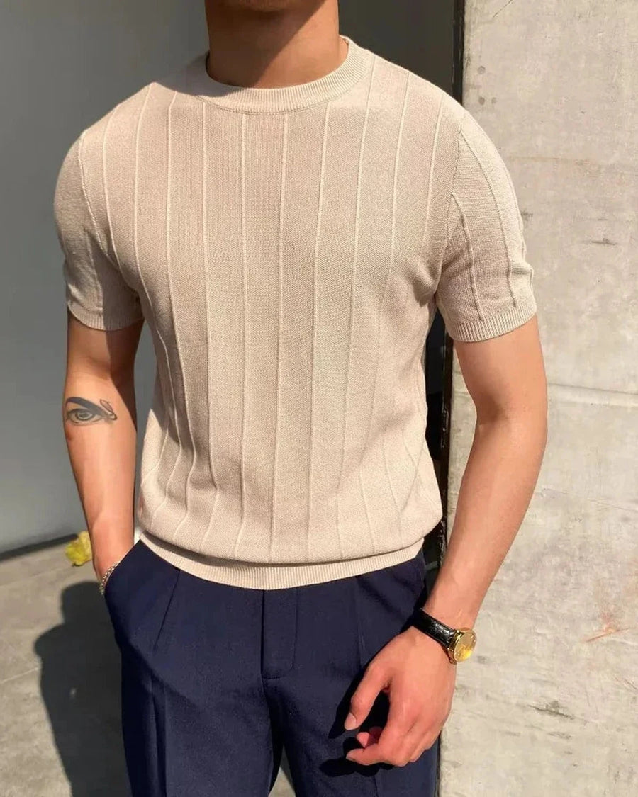 Beige ribbet t-skjorte på modell med marineblå bukser, forfra