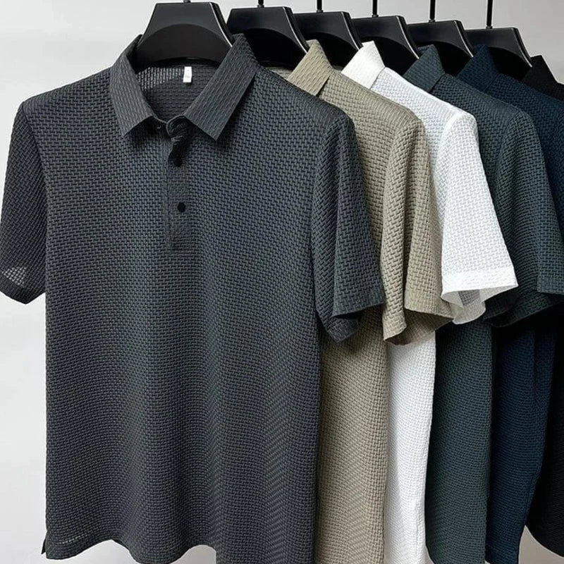Polo a trama intrecciata in vari colori appese su grucce