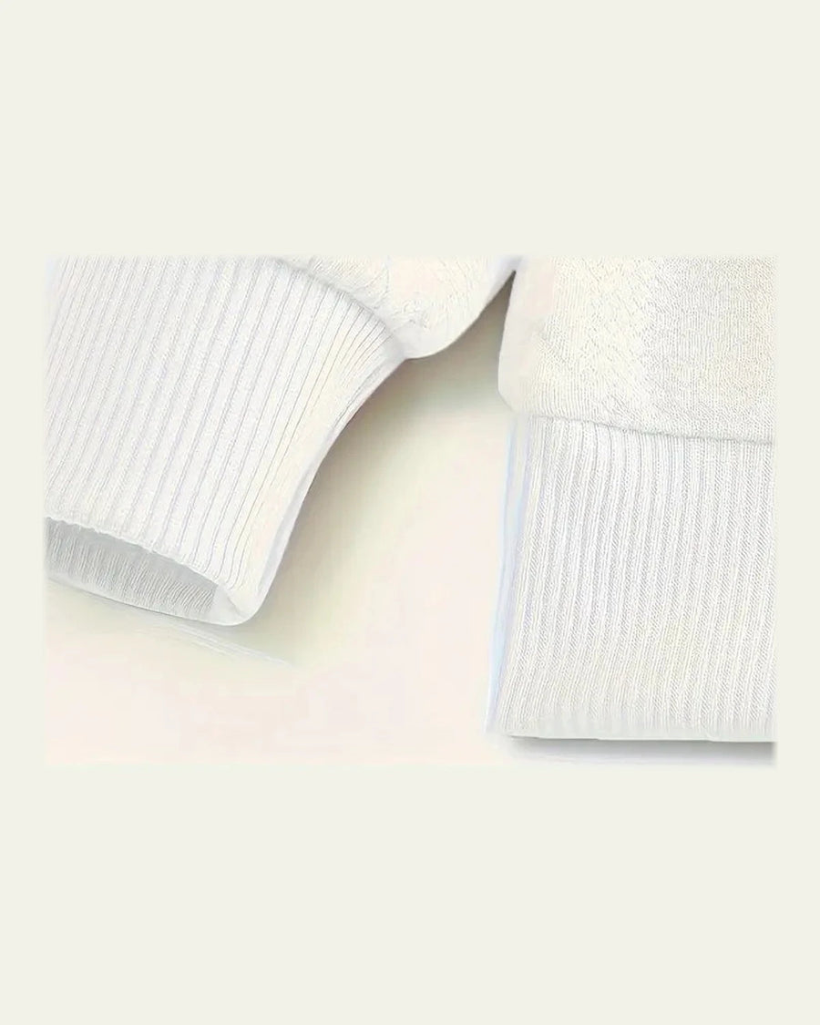 Camisola de malha entrançada branca, pormenor dos punhos canelados