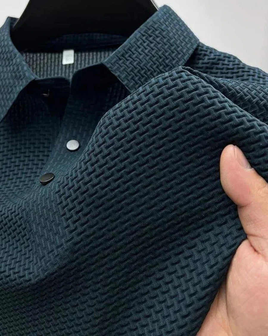 Modré strukturované polo na ramínku, detail límce