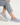Loafers Mist Blue på fot, korsade ben