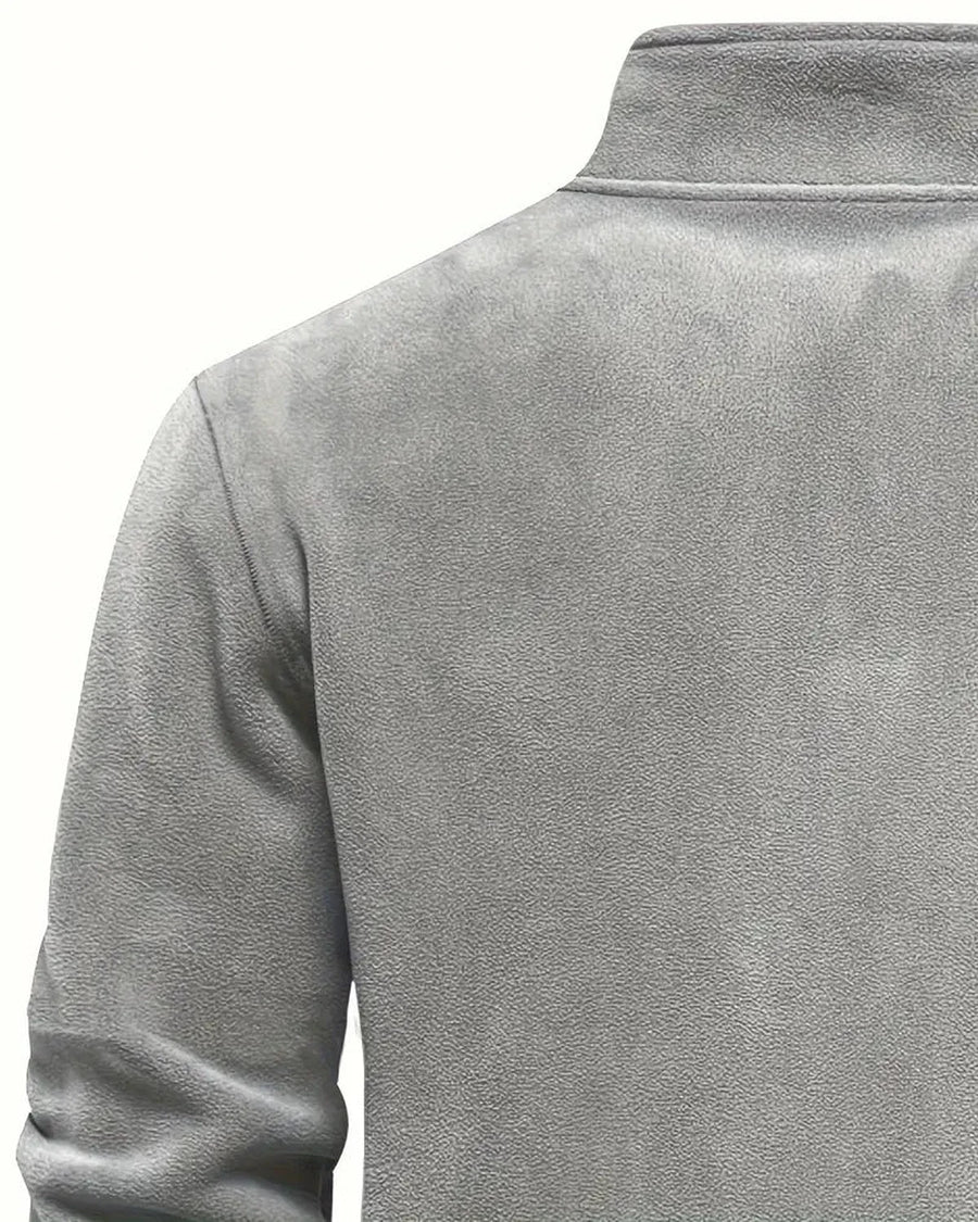 Jersey polar gris, hombro y cuello alto vistos desde atrás
