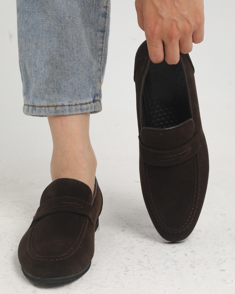Barna penny loafer viselve, látható belső talpbetéttel