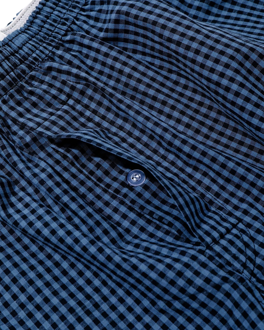 Boxers largos de homem em algodão aos quadrados – pormenor do tecido e do botão