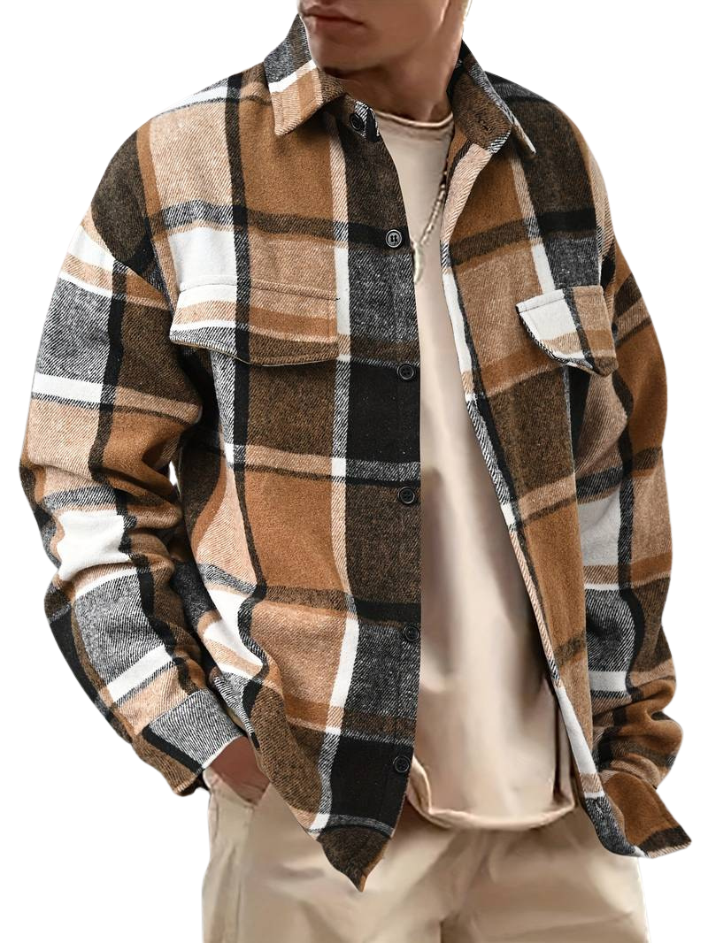 Camicia a quadri ampia indossata aperta sopra una t-shirt beige