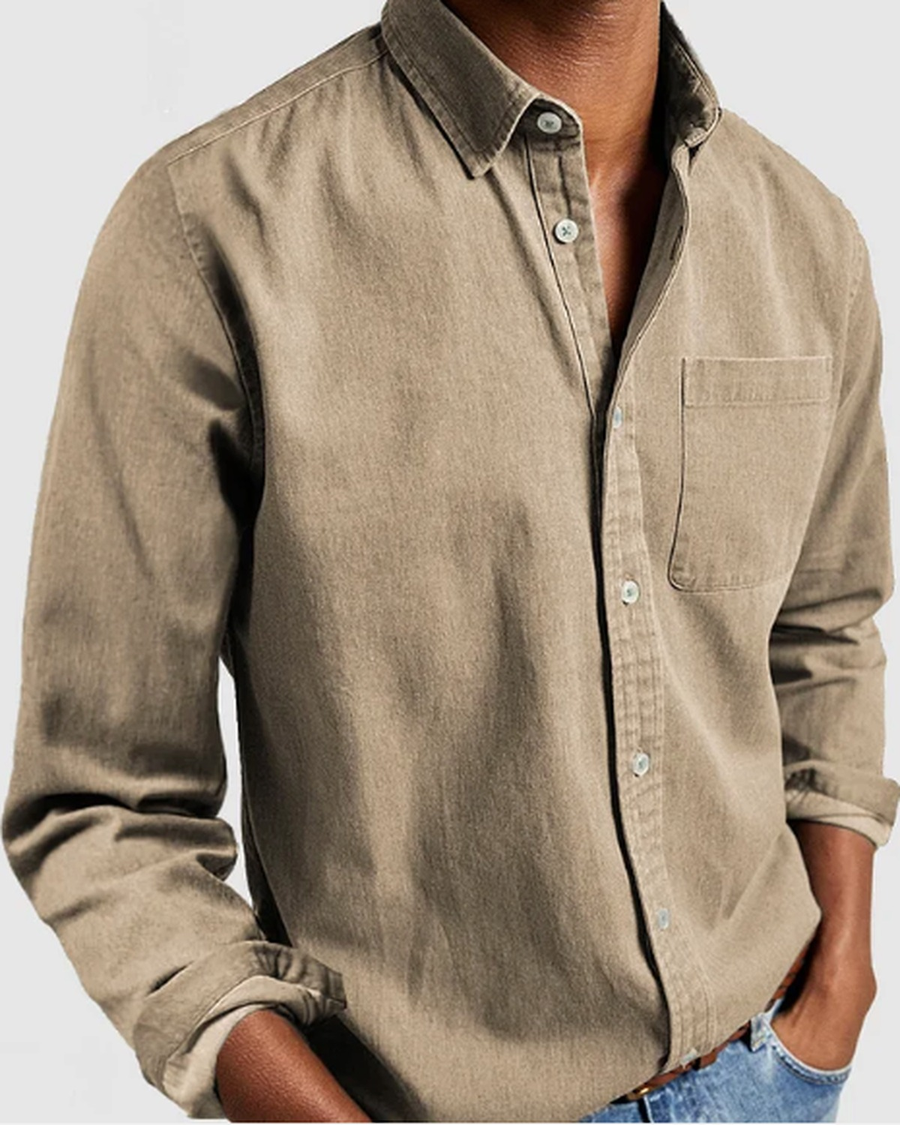 Camisa de algodón caqui con bolsillo en el pecho, puesta, vista frontal