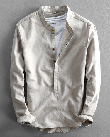 Beige popover-skjorte i lin med ståkrage og brune knapper, forfra