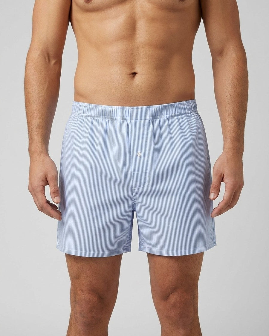 Løse herreboxershorts i bomuld med tern og striber – båret, set forfra