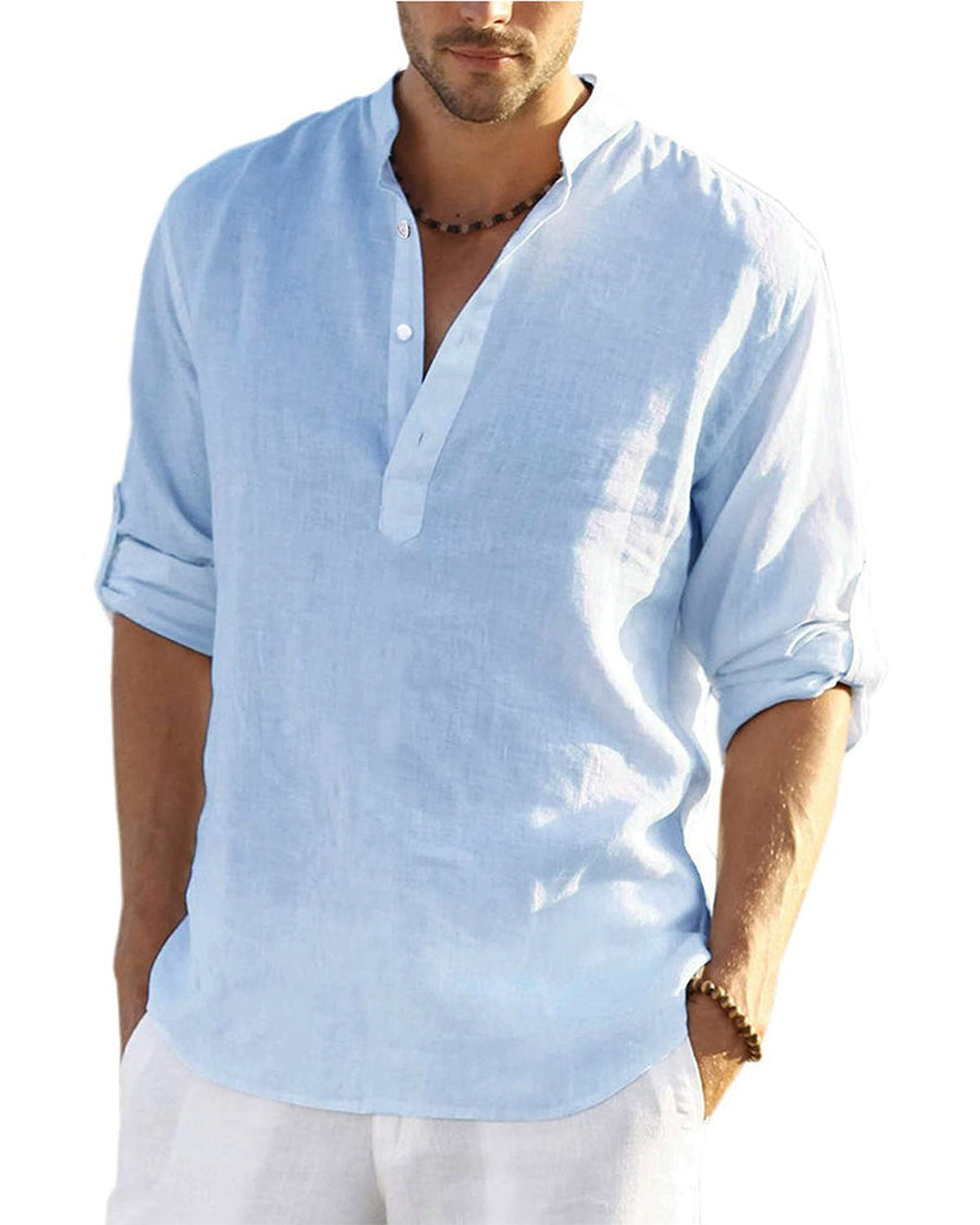 Camicia di lino azzurra con scollo a V e maniche arrotolate, indossata