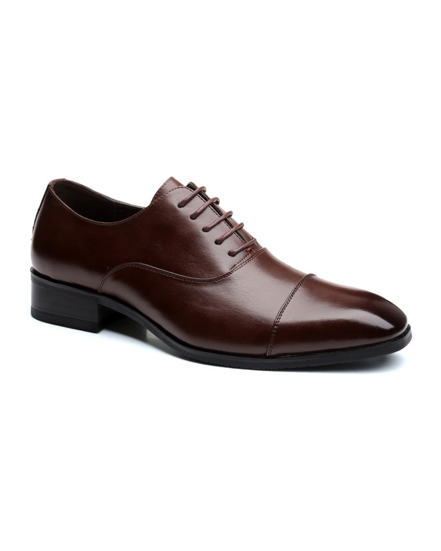 Sapato Oxford em pele castanha com biqueira, vista lateral