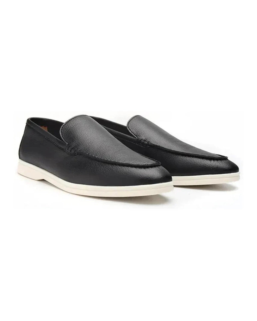 Mocassins em pele preta com sola branca