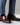 Sapatos Oxford castanhos calçados com calças azuis