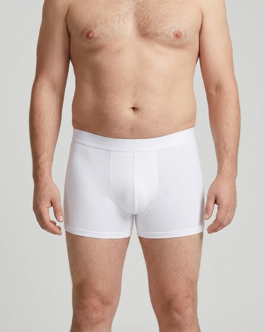 Ensfarvede herreboxershorts i bomuld – båret, set forfra