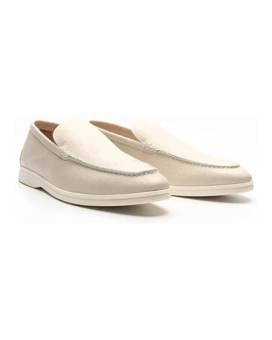 Mocassins em pele nude com sola branca
