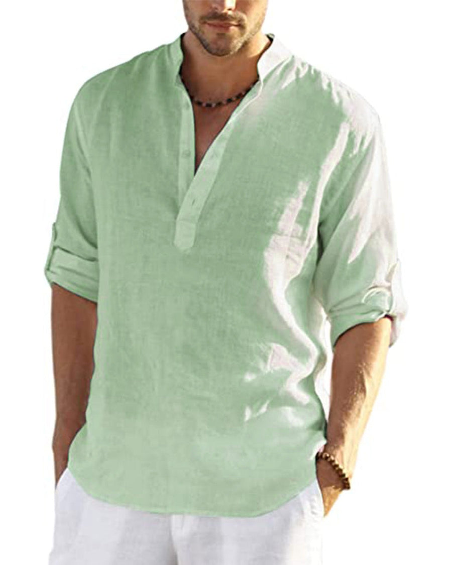 Camicia di lino verde chiaro con scollo a V, indossata con pantaloni bianchi