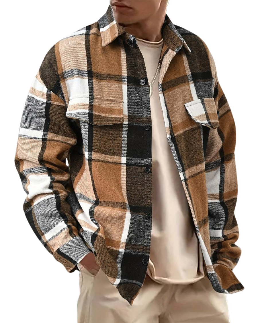Camicia a quadri ampia indossata aperta sopra una t-shirt beige