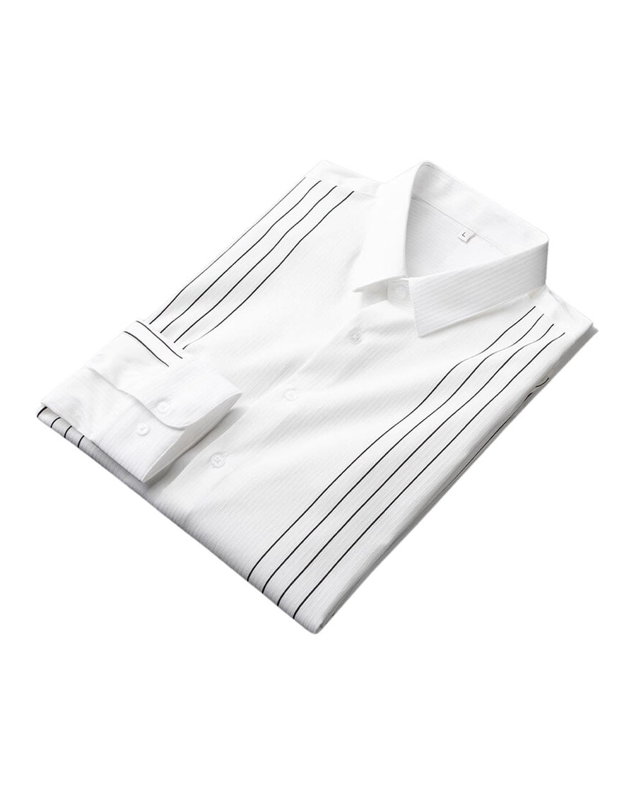 Camicia bianca a righe sottili piegata