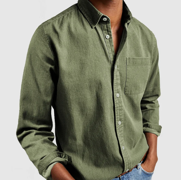 Camisa de algodón verde militar con bolsillo en el pecho, puesta con vaqueros