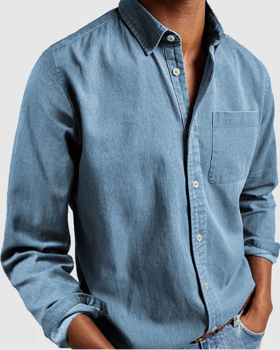 Camisa de algodón azul claro con bolsillo en el pecho, puesta, vista frontal