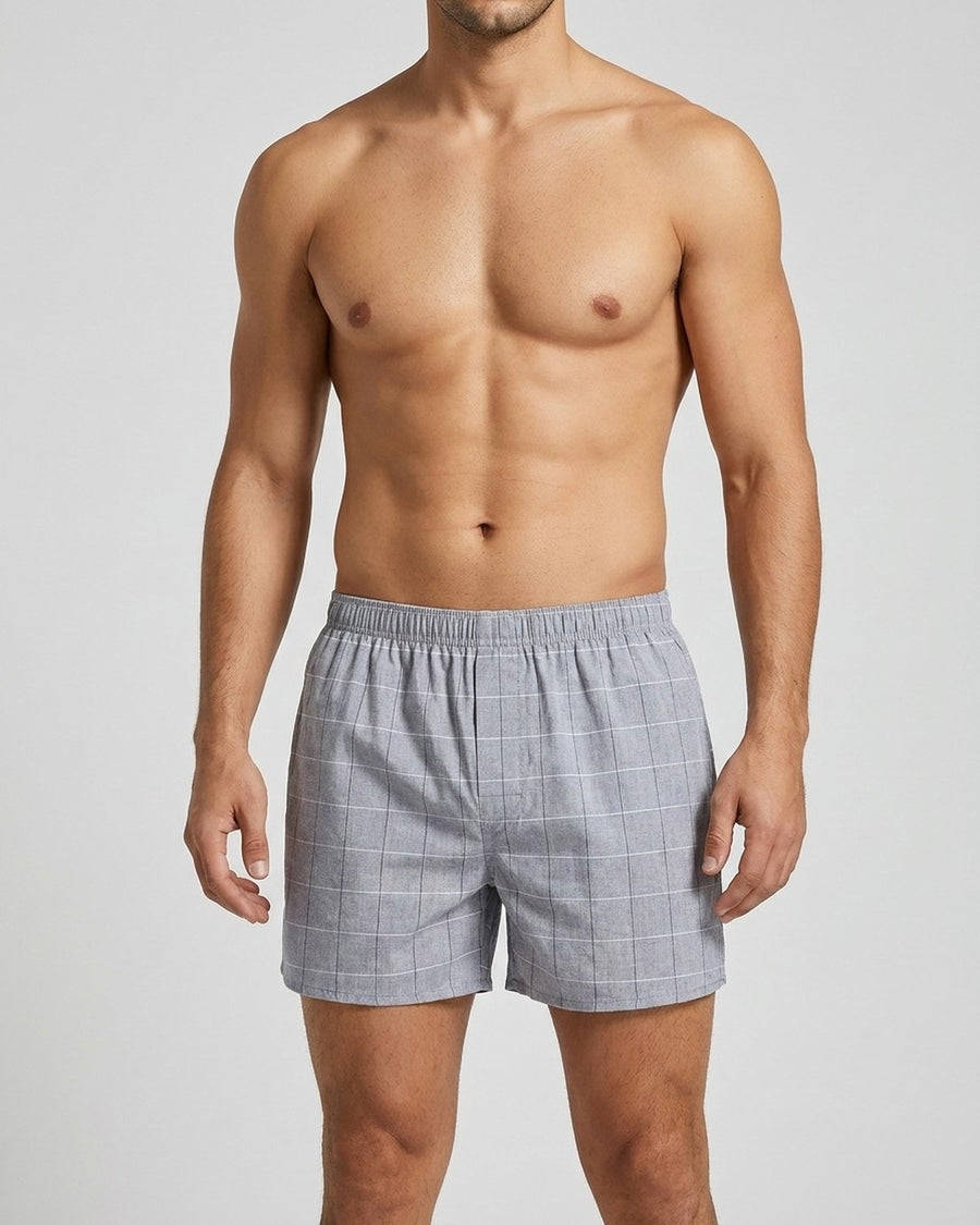Løse herreboxershorts i bomuld med tern og print – båret, set forfra